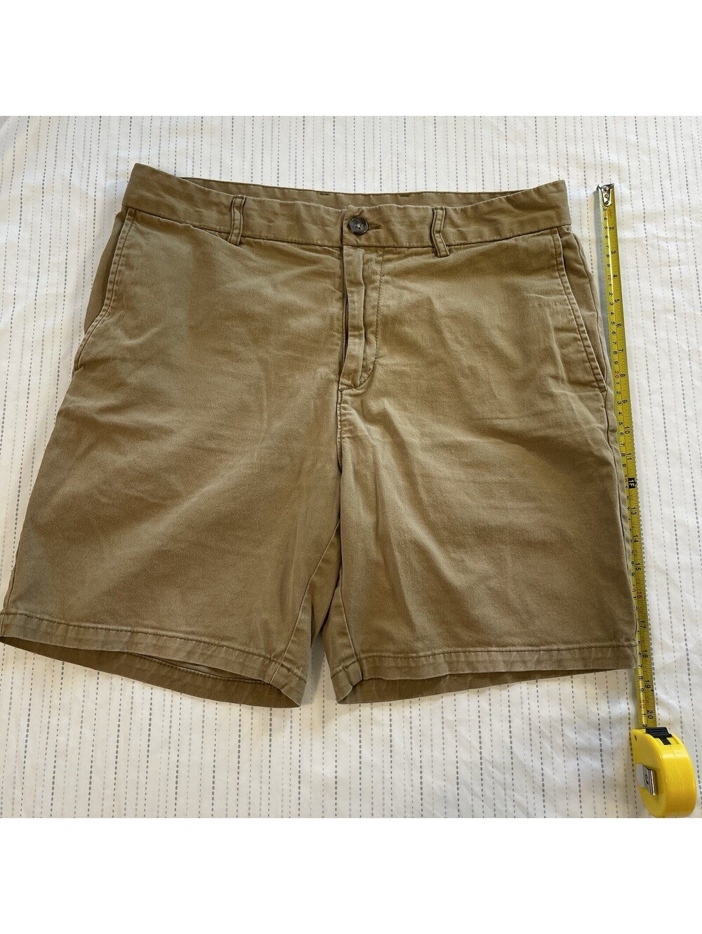 Old Navy Slim Built-In Flex Men's Shorts Size 34 Khaki Chino (HOLE IN SEAM)
